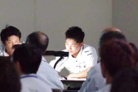 安全大会2025-安全管理事例報告をする舗装部若手社員-